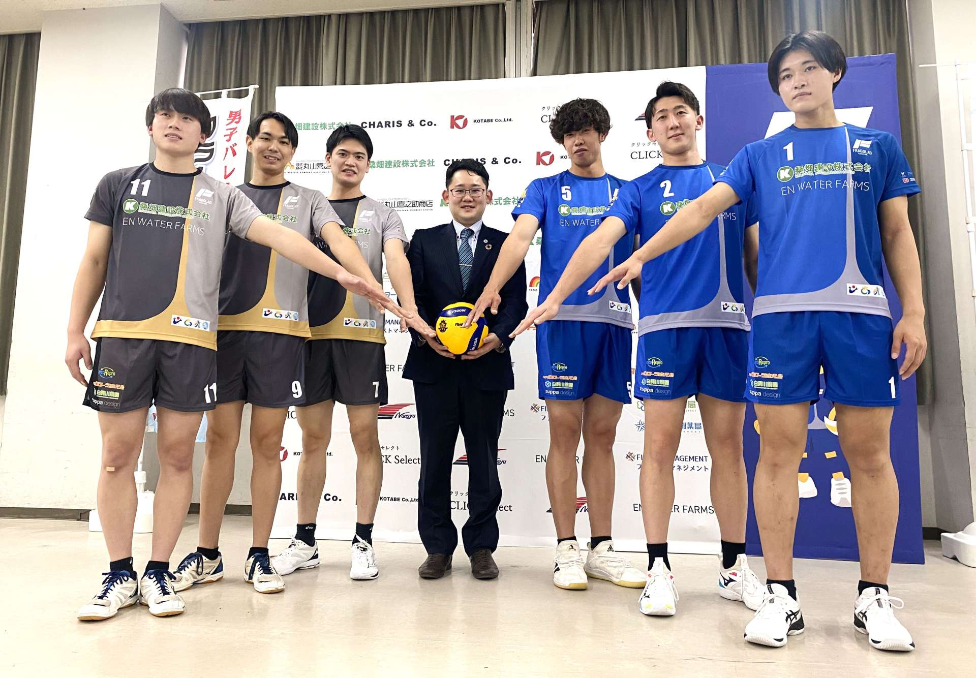 ２０２３年秋からＶ３リーグに参入するフラーゴラッド鹿児島の選手たち（中央は川畑俊輔ＧＭ）＝日置市中央公民館