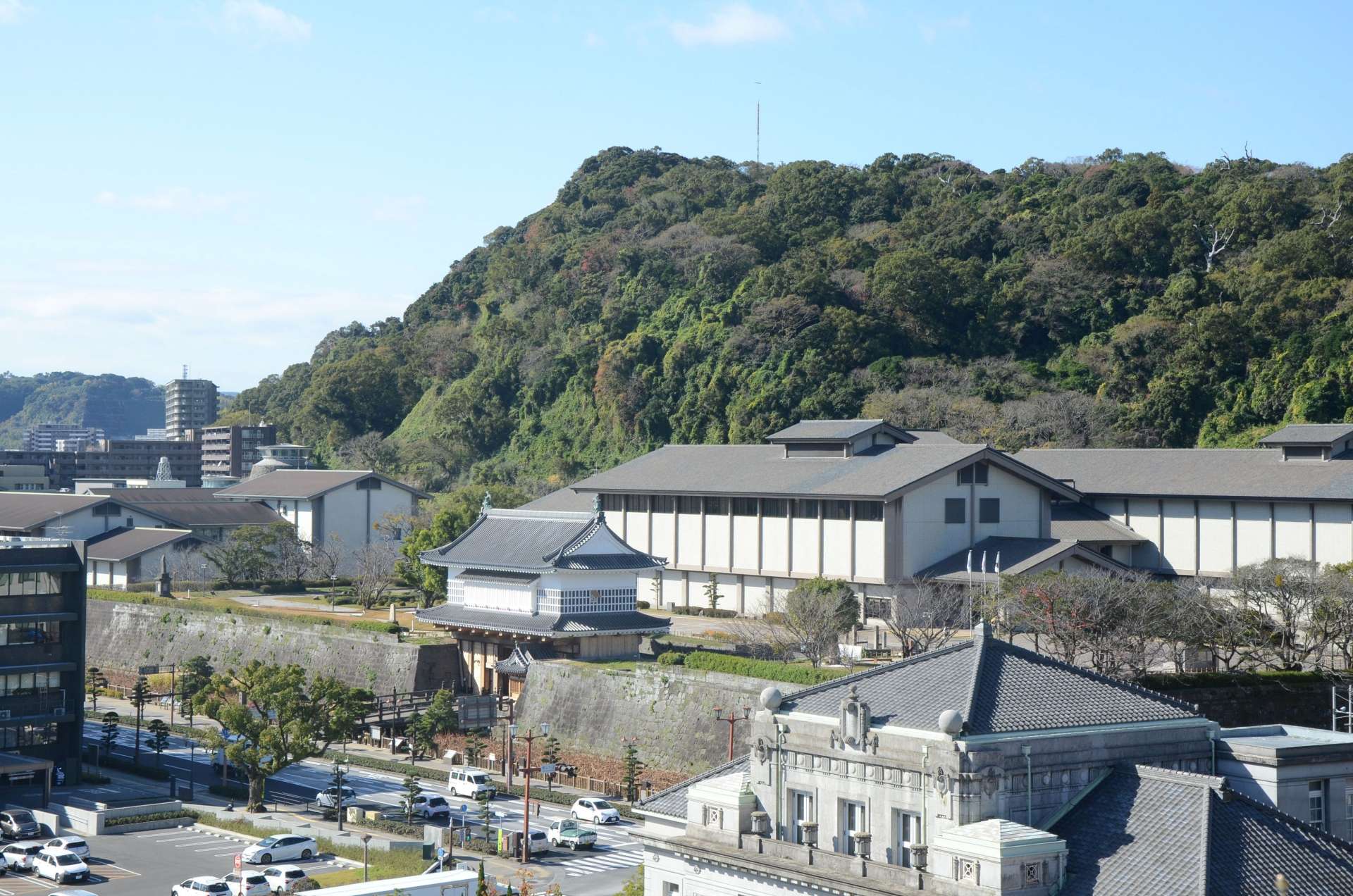 国史跡の範囲が広がった鹿児島城。城山に加え、御楼門や石垣がある本丸、二之丸まで含まれる＝鹿児島市山下町から