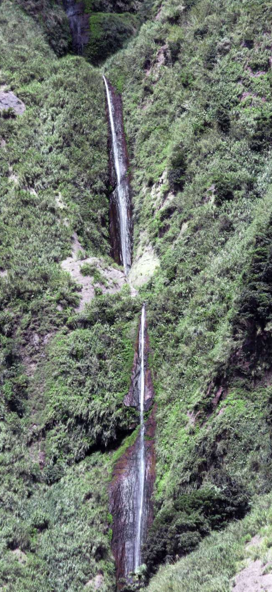 ２８３メートルの落差が確認された「白水の滝」＝十島村諏訪之瀬島（同村提供）