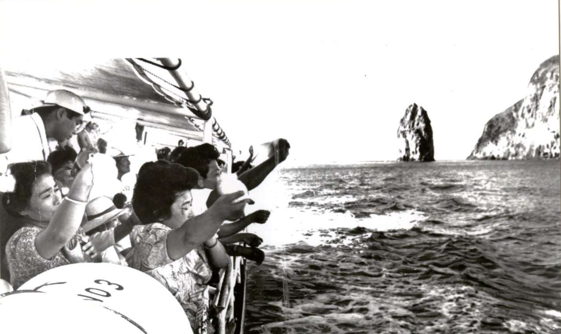 全員移住で十島村臥蛇島を去る際、島に向け手を振る島民ら＝１９７０（昭和４５）年７月２８日