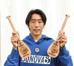優勝プレートを手に喜ぶ福田カポノ瑳介さん＝奄美市笠利