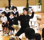児童の前で投球を披露する大野稼頭央投手＝龍郷町の戸口小学校