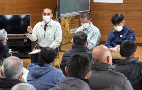 埋却地からの液体漏出について説明する県畜産課の大薗浩之家畜防疫対策監（左端）＝１８日、出水市野田