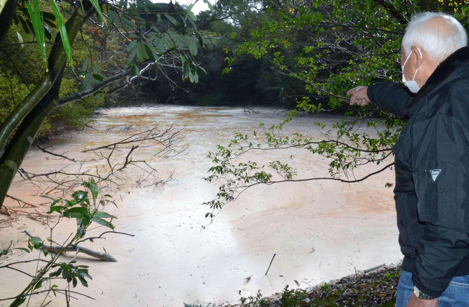 埋却地から漏出した液体で汚染されたため池＝１８日、出水市野田