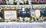 祭壇に展示された名誉博士号の証書と記念メダルなど＝１９日、鹿児島市の鹿児島大学