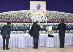 祭壇に花をささげる来場者ら＝１９日、鹿児島市の鹿児島大学（南正和撮影）