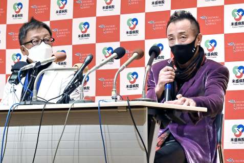 会見で壁画への思いを語る長渕剛さん（右）と米盛病院の米盛公治理事長＝１９日、鹿児島市