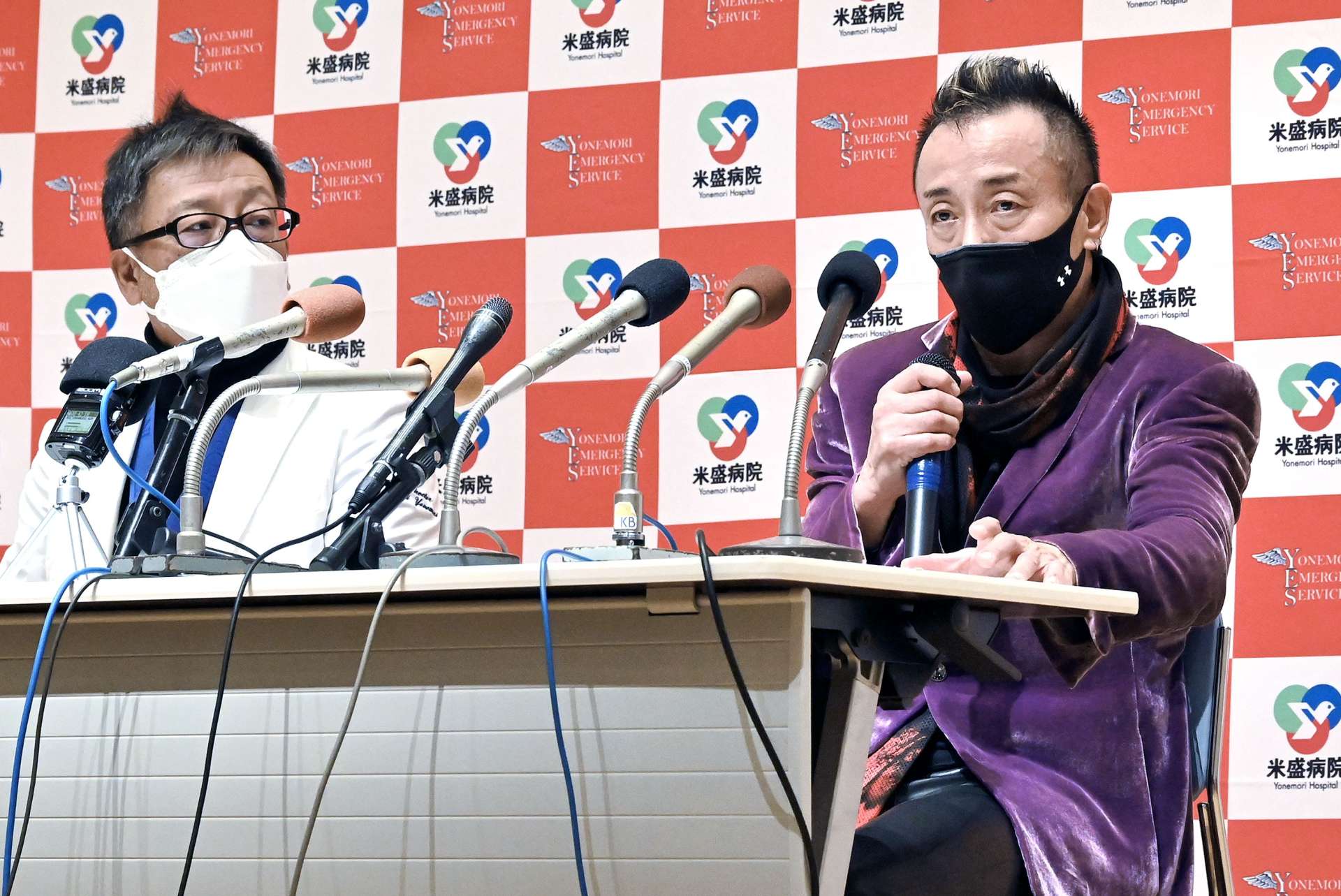 会見で壁画への思いを語る長渕剛さん（右）と米盛病院の米盛公治理事長＝１９日、鹿児島市
