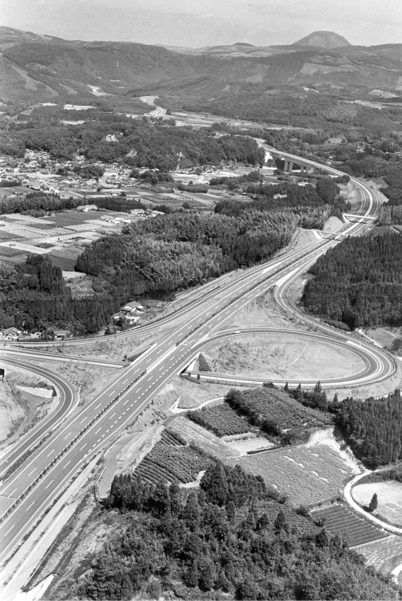 開通を待つ高速道。山間部を縫って、えびのへ延びる＝１９８１（昭和５６）年９月２８日、栗野インターチェンジ上空から撮影