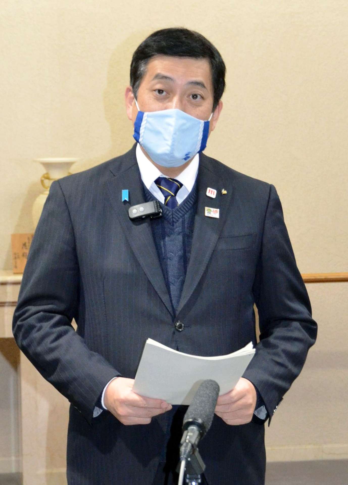 年末年始を前に県民への緊急メッセージを出す塩田康一知事＝２１日、鹿児島県庁