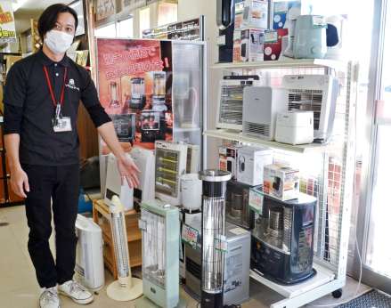 リサイクルマート鹿児島宇宿店に並ぶ暖房器具。入荷するとすぐ売れていく＝鹿児島市宇宿２丁目