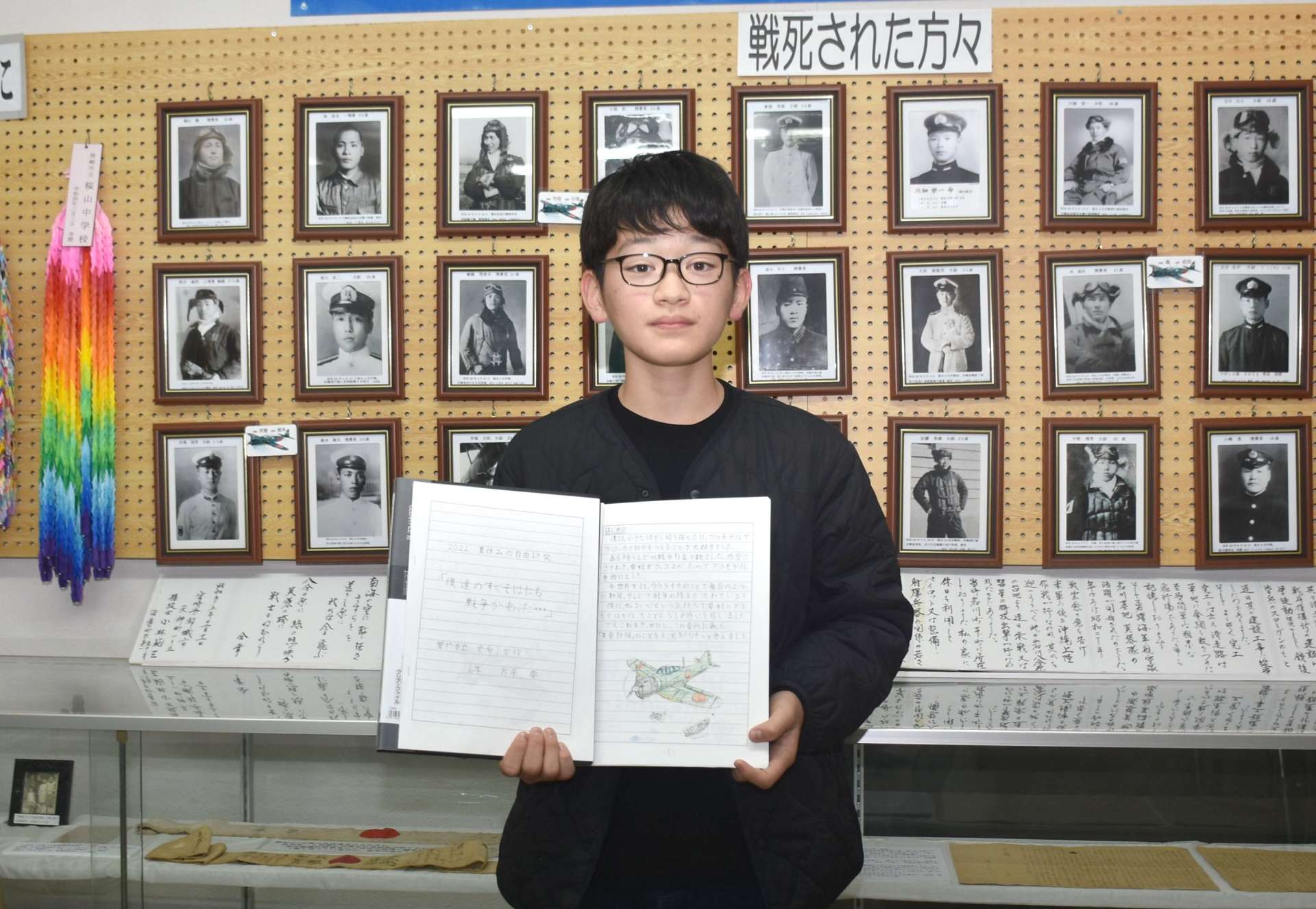 芙蓉部隊を調べて小冊子にした片平要君＝曽於市大隅町月野の市埋蔵文化財センター