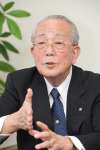 インタビューに、熱を込めて答える稲盛和夫・京セラ名誉会長＝２０１３年１１月、鹿児島市