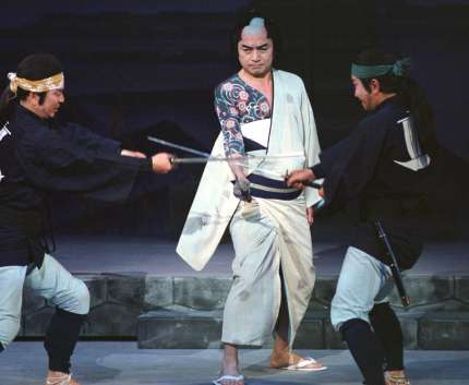 舞台で熱演する西郷輝彦さん＝２００２年６月、鹿児島市