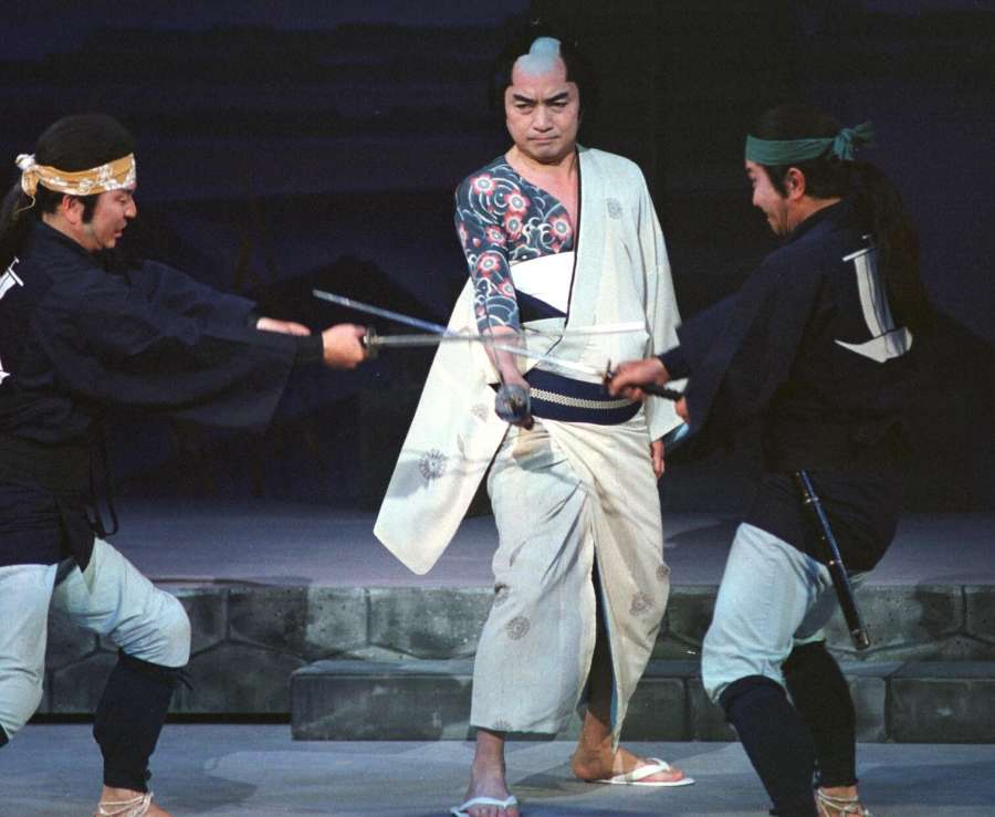 舞台で熱演する西郷輝彦さん＝２００２年６月、鹿児島市