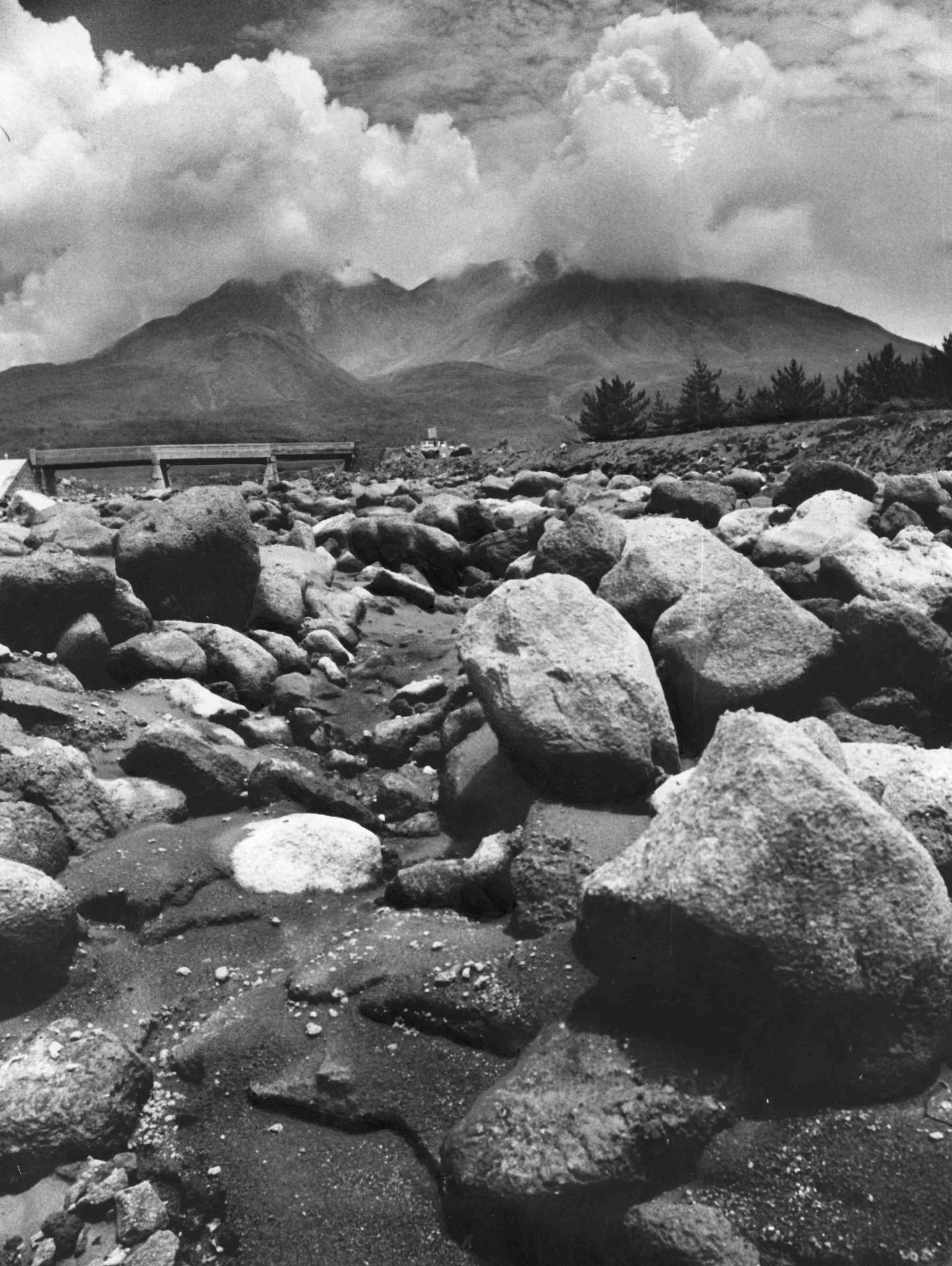 大きな岩が転がる野尻川は大雨が降ると土石流が発生する恐怖の川＝１９７３（昭和４８）年６月１７日、鹿児島市野尻町