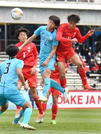 前半、ゴール前に攻め込む神村・福田（右）＝等々力陸上競技場