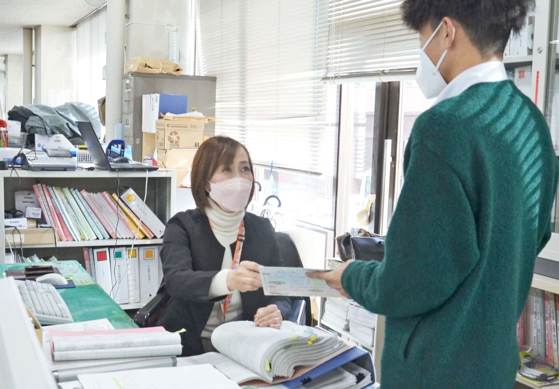こども未来課の職員と話し合う馬場口美宗香課長＝１２月１４日、日置市役所
