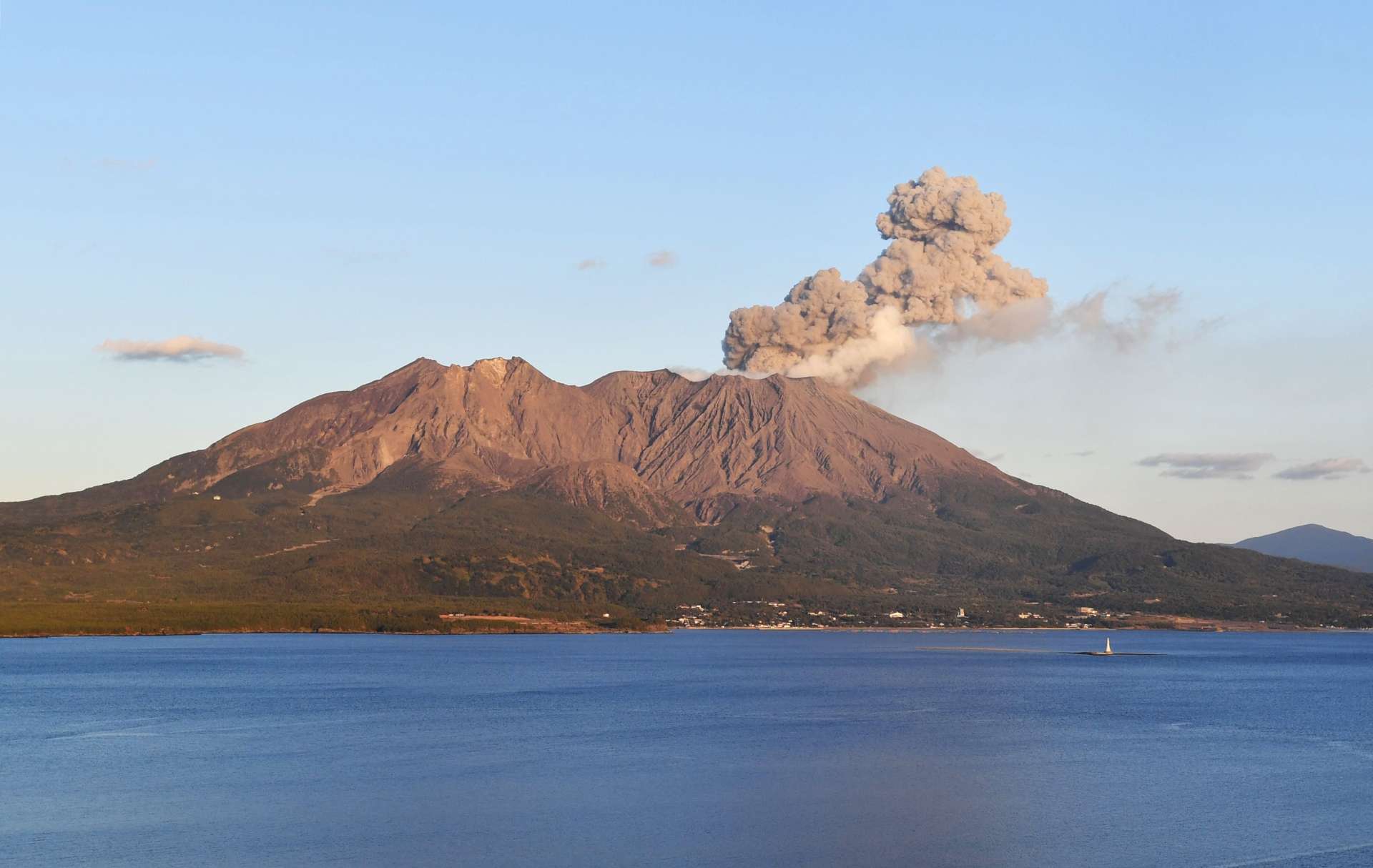 南岳山頂火口の噴火で噴煙を上げる桜島＝３日午後５時４分、鹿児島市与次郎１丁目