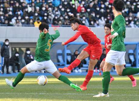 後半、シュートを放つ神村学園の福田（中央）＝４日、神奈川県の等々力陸上競技場