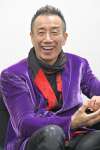 笑顔でふるさとへの思いを語る長渕剛さん＝２０２２年１２月１９日、鹿児島市の米盛病院