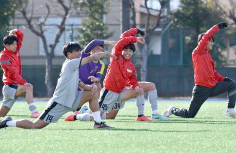 和やかな雰囲気でクールダウンする神村の選手たち＝都内