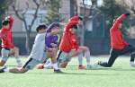 和やかな雰囲気でクールダウンする神村の選手たち＝都内