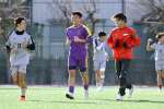 和やかな雰囲気でクールダウンする神村の選手たち＝都内