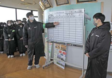 羽数調査の結果を発表する鶴荘学園、高尾野中学校ツルクラブ＝７日午前８時半ごろ、出水市荘