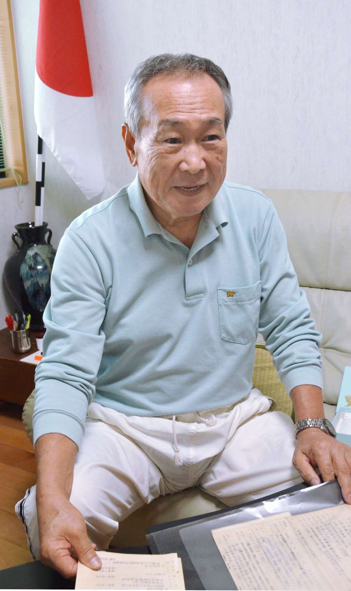 戦争の理不尽さを伝え残そうと父の遺品をファイリングしている川原裕さん＝鹿児島市上福元町
