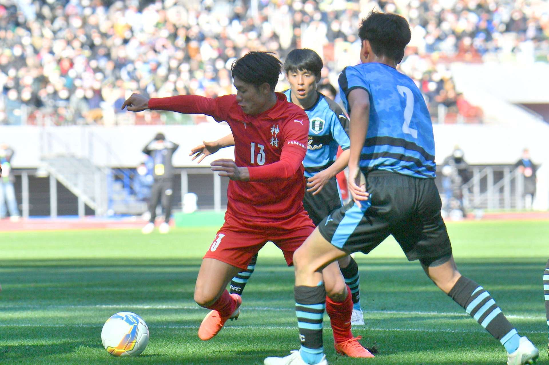 前半、ゴール前に迫る神村・福田＝国立競技場