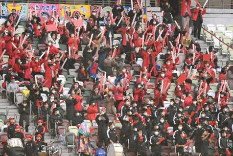 前半、神村学園・福田師王選手の同点ゴールに沸く応援席＝７日午後０時４３分、東京都の国立競技場
