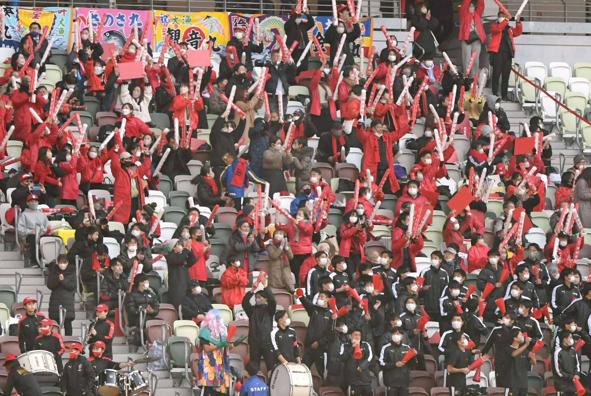 前半、神村学園・福田師王選手の同点ゴールに沸く応援席＝７日午後０時４３分、東京都の国立競技場