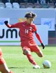 後半１４分、フリーキックを蹴る神村・大迫。ゴールを決め２－１と勝ち越す＝国立競技場