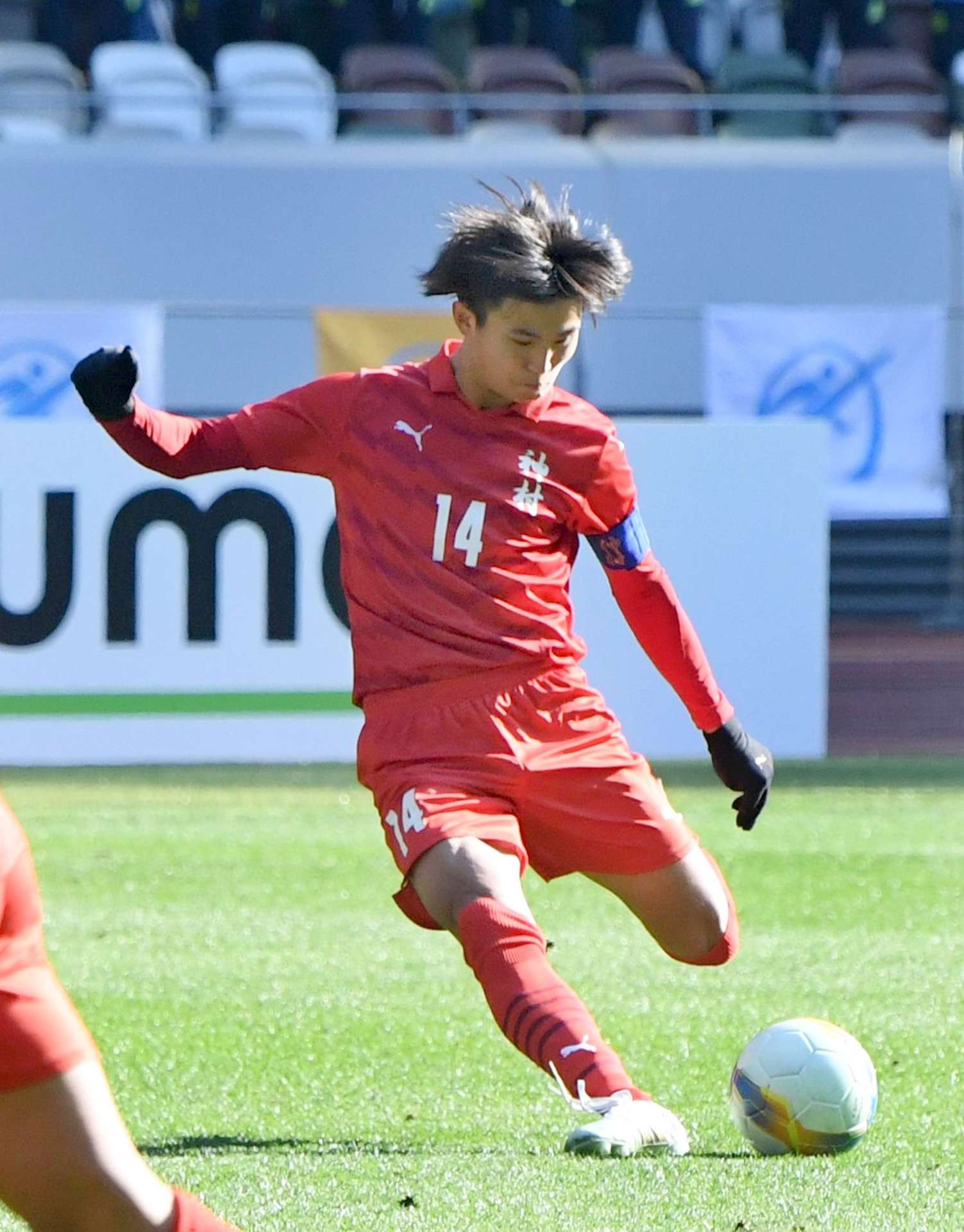 後半１４分、フリーキックを蹴る神村・大迫。ゴールを決め２－１と勝ち越す＝国立競技場