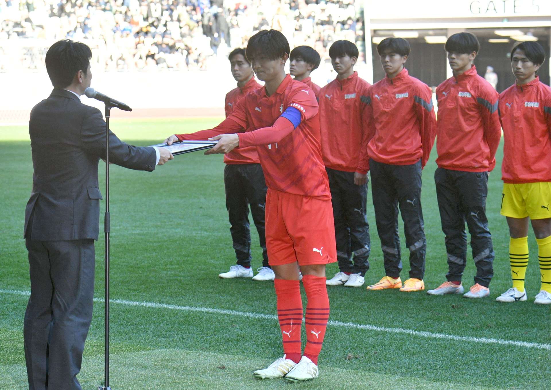 健闘し、３位表彰を受ける大迫主将ら神村学園イレブン＝東京都の国立競技場