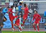 後半、懸命に守る大迫（１４）ら神村イレブン＝国立競技場