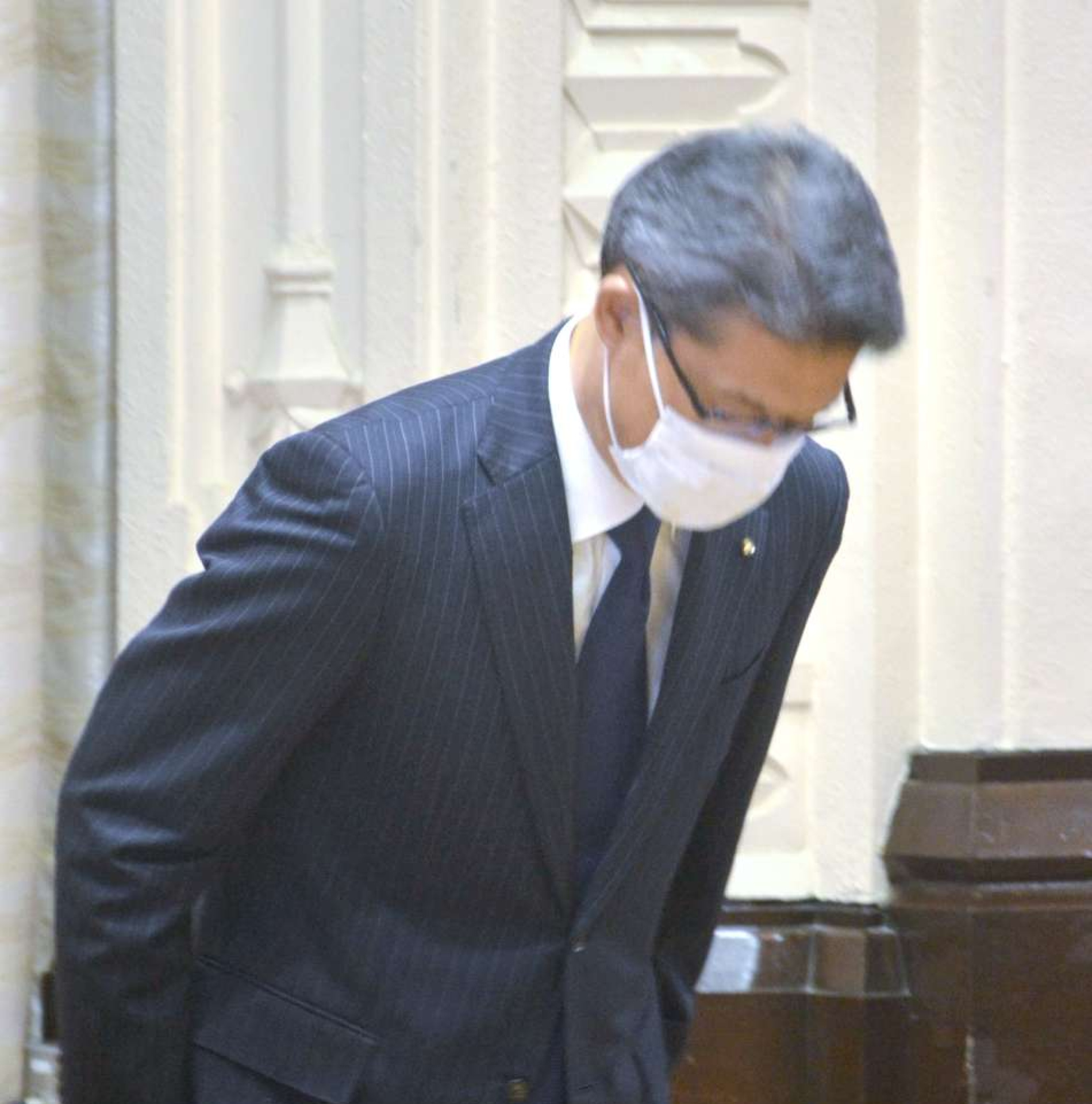 活動履歴変更要請などについて謝罪する宮崎県の河野俊嗣知事＝８日、宮崎県庁