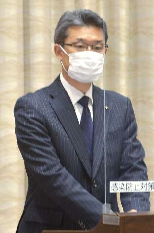 （別カット）行動履歴の変更要請などについて説明する河野俊嗣宮崎県知事＝８日、宮崎県庁