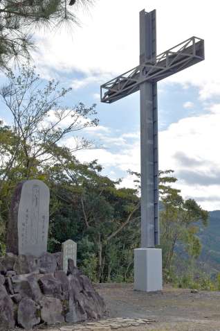 故松下兼知氏が建てた十字架＝霧島市福山の寒山公園
