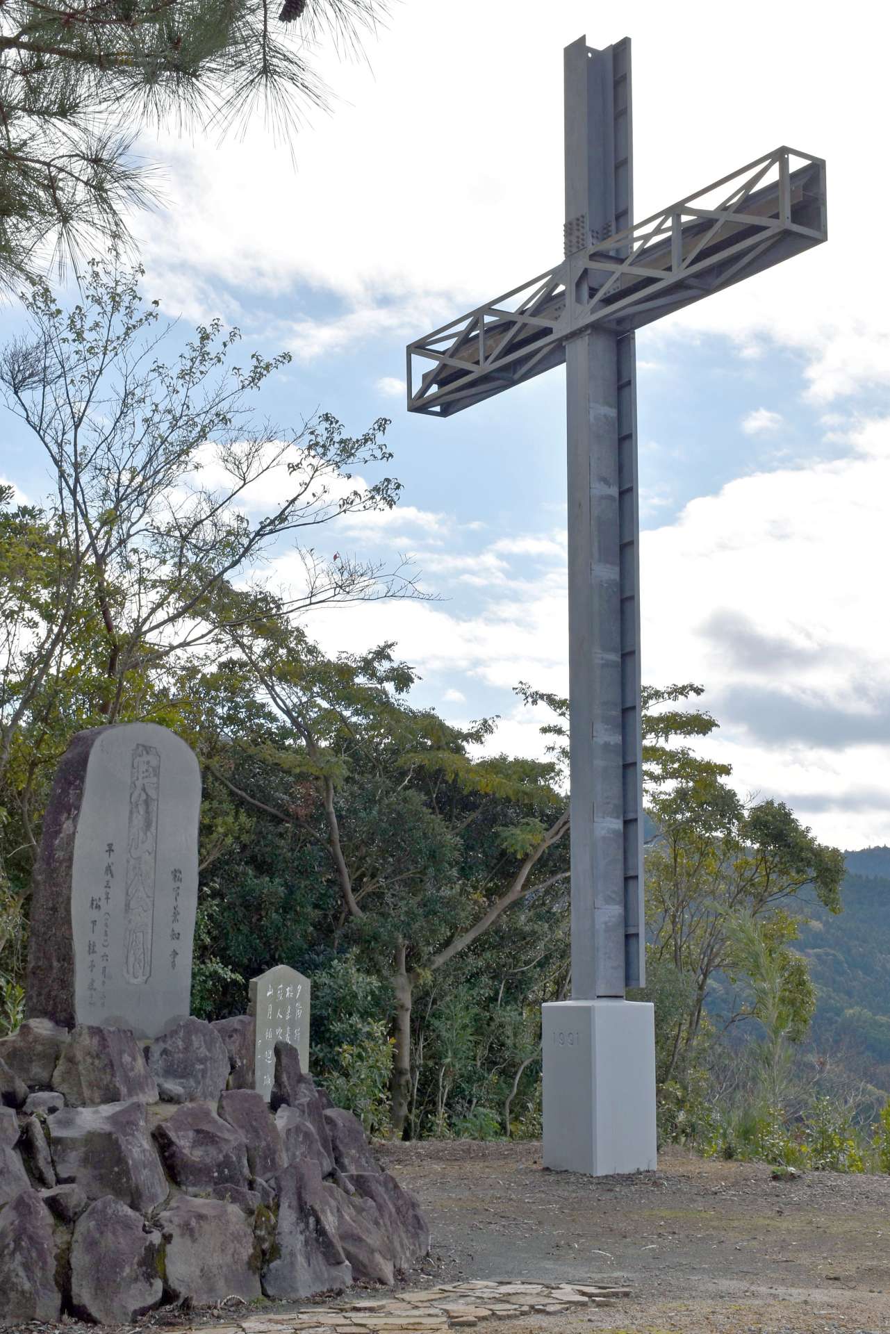 故松下兼知氏が建てた十字架＝霧島市福山の寒山公園