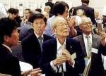 歌に聴き入る稲盛和夫さん（右から２人目）。手前が吉松孝二さん