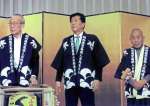 関西鹿児島県人会連合会の会合で舞台に立つ稲盛和夫さん（左）と吉松孝二さん（中央）