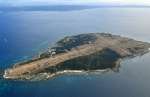 訓練基地建設が着工した馬毛島。画面奥は種子島本島＝１２日午後１時４５分、西之表市の馬毛島（本社チャーター機から撮影）