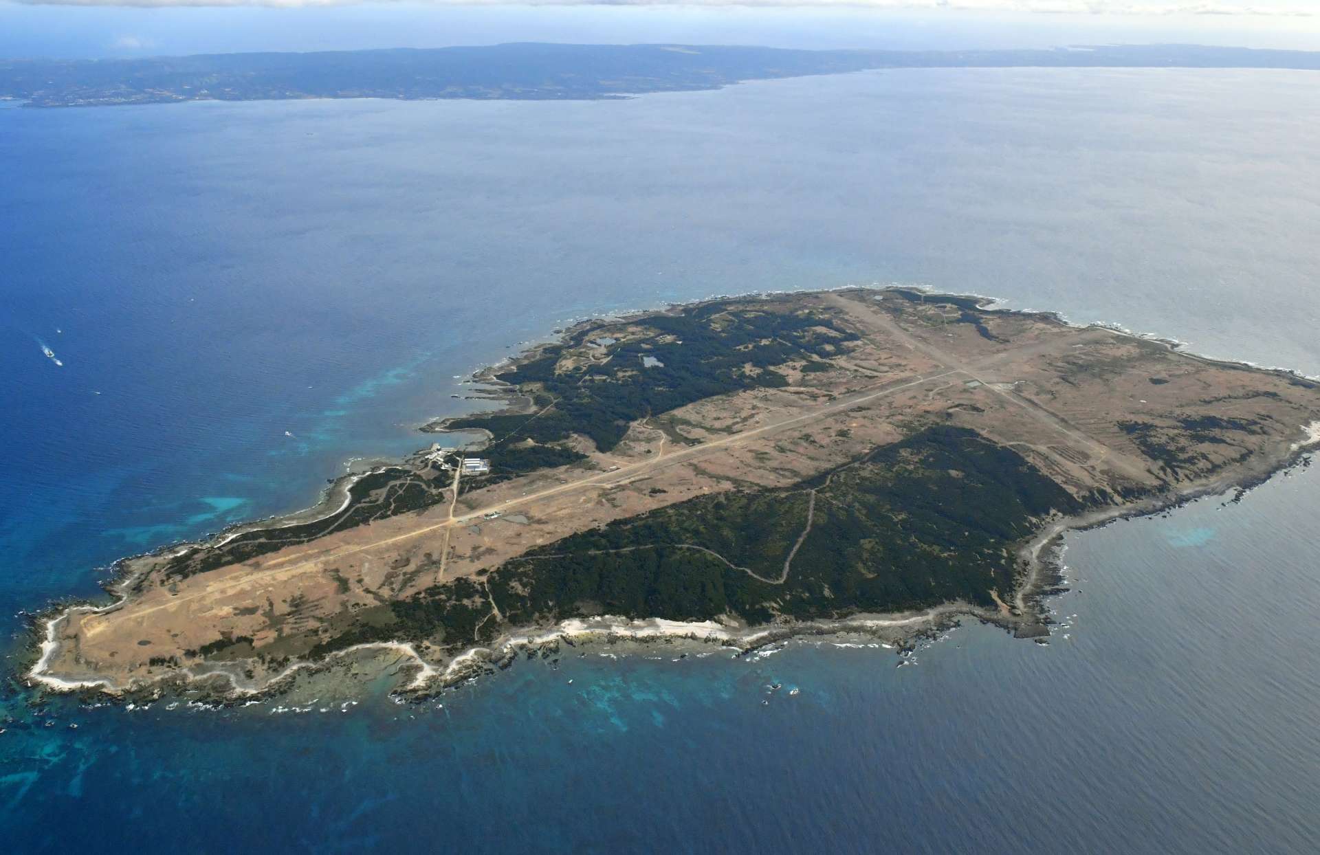 訓練基地建設が着工した馬毛島。画面奥は種子島本島＝１２日午後１時４５分、西之表市の馬毛島（本社チャーター機から撮影）