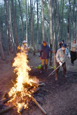 ポーラス竹炭づくりを研修する参加者＝薩摩川内市祁答院町黒木