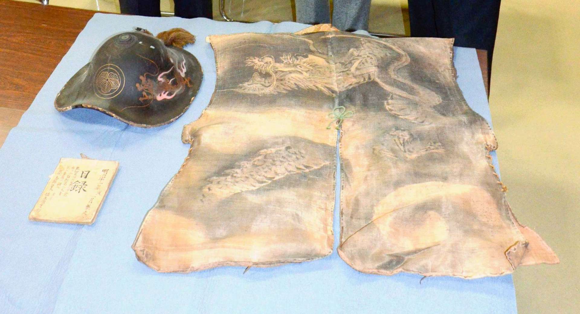 戊辰戦争や西南戦争で従軍した佐土原才助の遺品。（左上から時計回りに）陣がさ、陣羽織、獄中日記＝鹿児島市の西郷南洲顕彰館