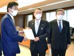 岸信夫防衛相（当時、左）に要望書を手渡す八板俊輔市長（中央）＝２０２２年２月３日、防衛省