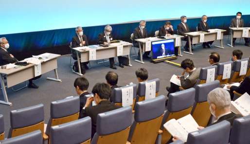 市町村長らの発表を聞く「世界自然遺産５地域会議」の参加者＝屋久島町の屋久島環境文化村センター