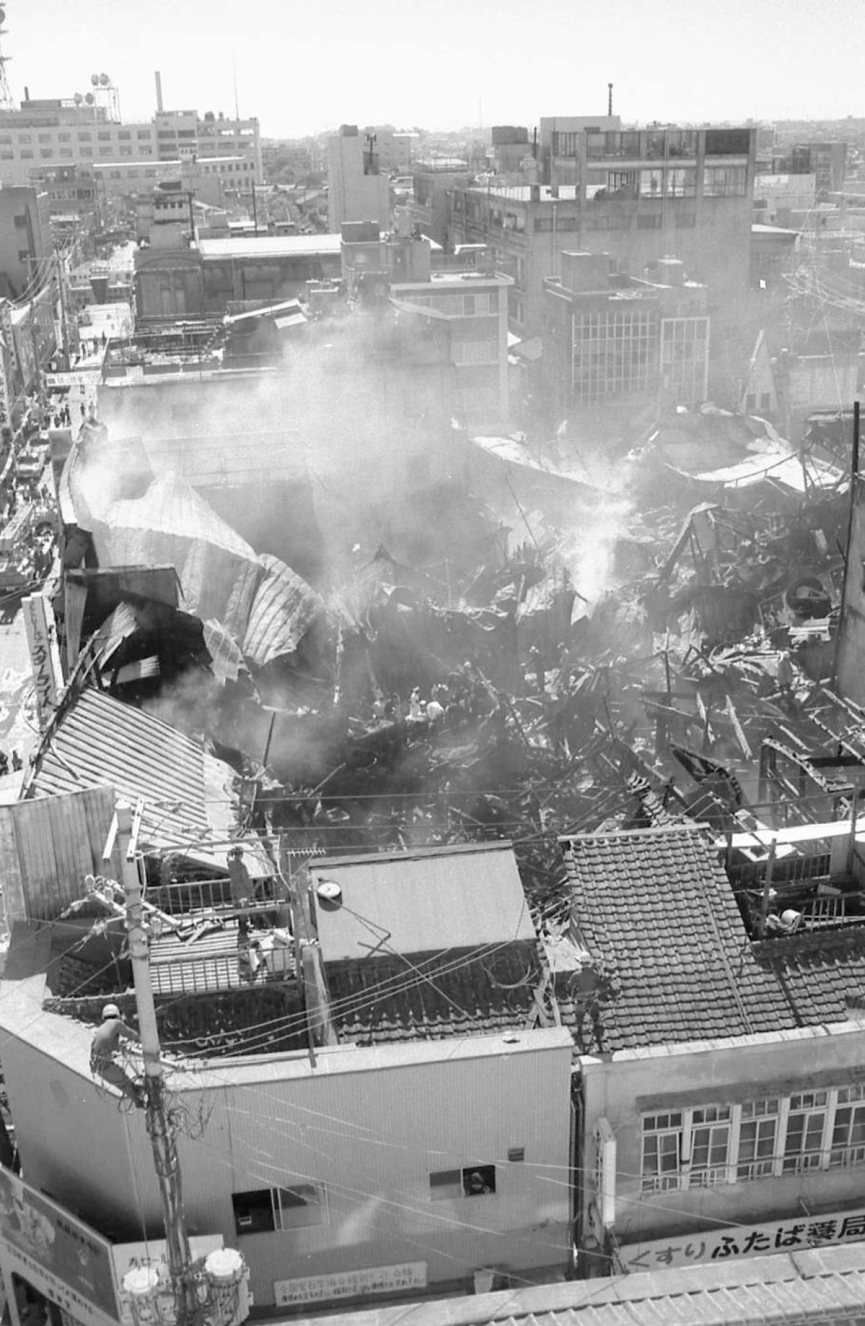 余じんくすぶる天文館の焼け跡＝＝１９７０（昭和４５）年１０月３１日、鹿児島市千日町